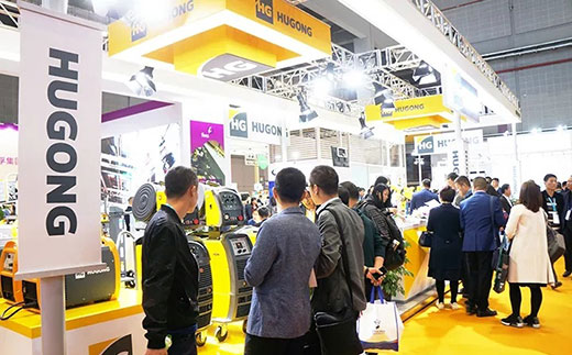 第二届进博会itb8888通博意大利CEA展位数字化焊机很受接待